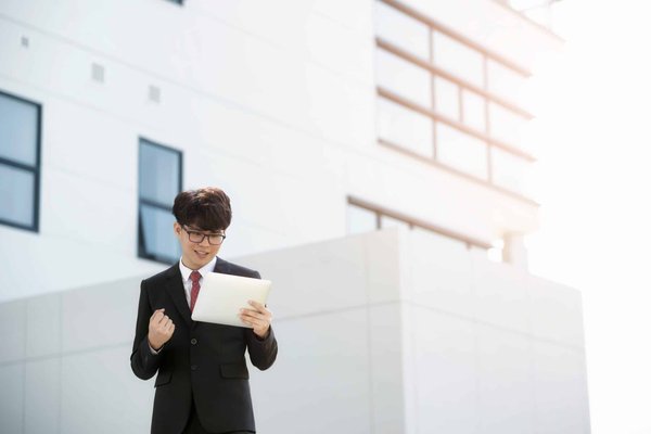 How Can You Make a Statement with Bold Graphic Tees and How to Style Them?